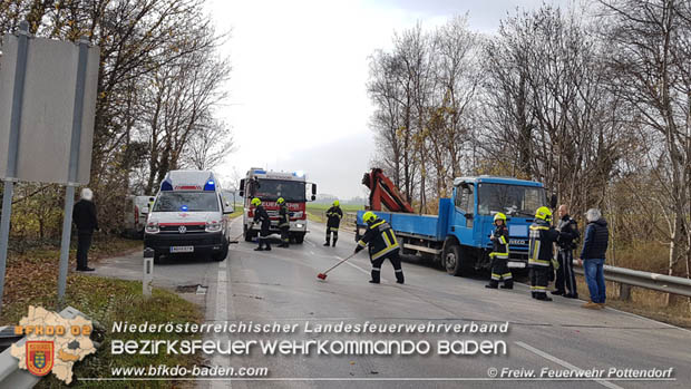 20181110 Verkehrsunfall auf der LB60 zwischen Pottendorf und Weigelsdorf Foto: © FF Pottendorf 20181110 Verkehrsunfall auf der LB60 zwischen Pottendorf und Weigelsdorf Foto: © FF Pottendorf