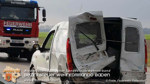 20181110 Verkehrsunfall auf der LB60 zwischen Pottendorf und Weigelsdorf Foto: © FF Pottendorf 20181110 Verkehrsunfall auf der LB60 zwischen Pottendorf und Weigelsdorf Foto: © FF Pottendorf