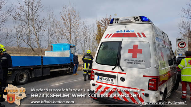 20181110 Verkehrsunfall auf der LB60 zwischen Pottendorf und Weigelsdorf Foto: © FF Pottendorf 20181110 Verkehrsunfall auf der LB60 zwischen Pottendorf und Weigelsdorf Foto: © FF Pottendorf