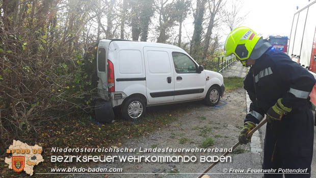 20181110 Verkehrsunfall auf der LB60 zwischen Pottendorf und Weigelsdorf Foto: © FF Pottendorf 20181110 Verkehrsunfall auf der LB60 zwischen Pottendorf und Weigelsdorf Foto: © FF Pottendorf