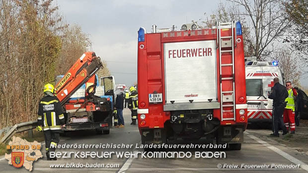 20181110 Verkehrsunfall auf der LB60 zwischen Pottendorf und Weigelsdorf Foto: © FF Pottendorf 20181110 Verkehrsunfall auf der LB60 zwischen Pottendorf und Weigelsdorf Foto: © FF Pottendorf