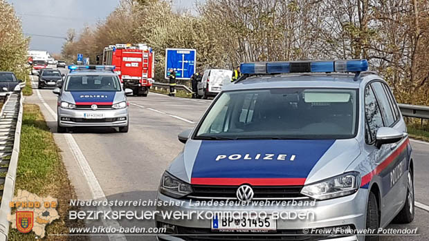 20181110 Verkehrsunfall auf der LB60 zwischen Pottendorf und Weigelsdorf Foto: © FF Pottendorf 20181110 Verkehrsunfall auf der LB60 zwischen Pottendorf und Weigelsdorf Foto: © FF Pottendorf