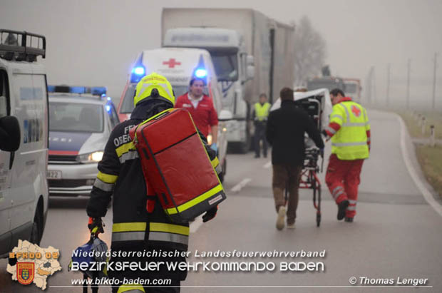 20181112 Frontalzusammenstoß zweier Pkws auf der LB210 zwischen Oberwaltersdorf und Ebreichsdorf Foto: © Thomas Lenger Monatsrevue.at 20181112 Frontalzusammenstoß zweier Pkws auf der LB210 zwischen Oberwaltersdorf und Ebreichsdorf Foto: © Thomas Lenger Monatsrevue.at