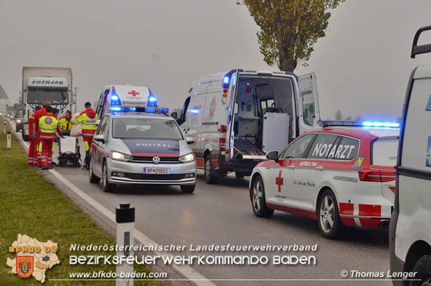 20181112 Frontalzusammenstoß zweier Pkws auf der LB210 zwischen Oberwaltersdorf und Ebreichsdorf Foto: © Thomas Lenger Monatsrevue.at 20181112 Frontalzusammenstoß zweier Pkws auf der LB210 zwischen Oberwaltersdorf und Ebreichsdorf Foto: © Thomas Lenger Monatsrevue.at