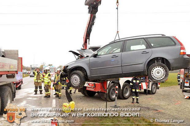 20181112 Frontalzusammenstoß zweier Pkws auf der LB210 zwischen Oberwaltersdorf und Ebreichsdorf Foto: © Thomas Lenger Monatsrevue.at 20181112 Frontalzusammenstoß zweier Pkws auf der LB210 zwischen Oberwaltersdorf und Ebreichsdorf Foto: © Thomas Lenger Monatsrevue.at