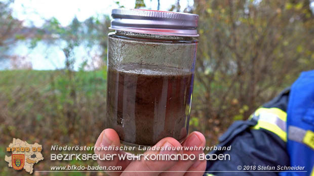 20181120 Kleiner Gewässerschaden auf Teich in der Eigenheimsiedlung Möllersdorf/Guntramsdorf Foto: © Stefan Schneider BFK BADEN 20181120 Kleiner Gewässerschaden auf Teich in der Eigenheimsiedlung Möllersdorf/Guntramsdorf Foto: © Stefan Schneider BFK BADEN