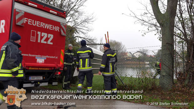20181120 Kleiner Gewässerschaden auf Teich in der Eigenheimsiedlung Möllersdorf/Guntramsdorf Foto: © Stefan Schneider BFK BADEN 20181120 Kleiner Gewässerschaden auf Teich in der Eigenheimsiedlung Möllersdorf/Guntramsdorf Foto: © Stefan Schneider BFK BADEN
