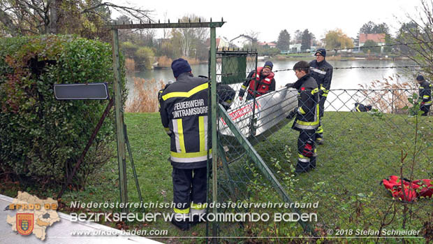 20181120 Kleiner Gewässerschaden auf Teich in der Eigenheimsiedlung Möllersdorf/Guntramsdorf Foto: © Stefan Schneider BFK BADEN 20181120 Kleiner Gewässerschaden auf Teich in der Eigenheimsiedlung Möllersdorf/Guntramsdorf Foto: © Stefan Schneider BFK BADEN