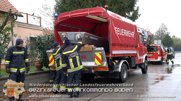 20181120 Kleiner Gewässerschaden auf Teich in der Eigenheimsiedlung Möllersdorf/Guntramsdorf Foto: © Stefan Schneider BFK BADEN 20181120 Kleiner Gewässerschaden auf Teich in der Eigenheimsiedlung Möllersdorf/Guntramsdorf Foto: © Stefan Schneider BFK BADEN
