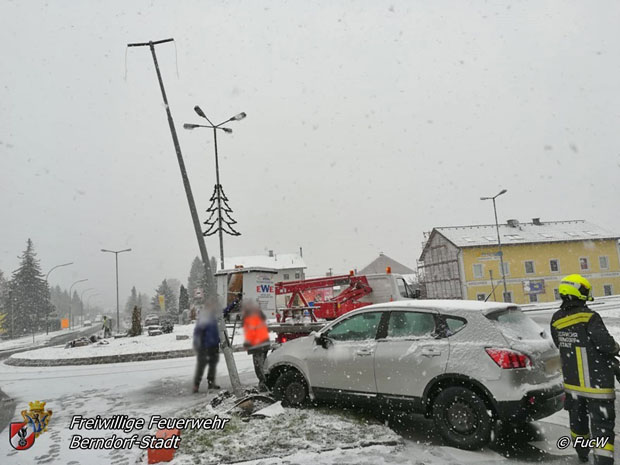 20181120 Pkw prallt in Berndorf gegen Beleuchtungsmast  Foto: © W. Fuchs FF Berndorf-Stadt