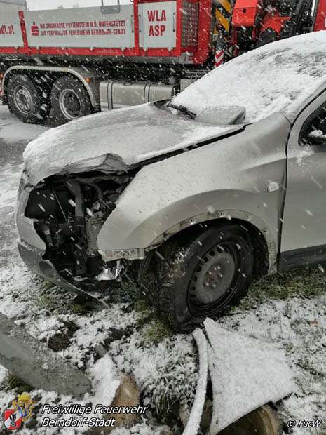 20181120 Pkw prallt in Berndorf gegen Beleuchtungsmast  Foto: © W. Fuchs FF Berndorf-Stadt