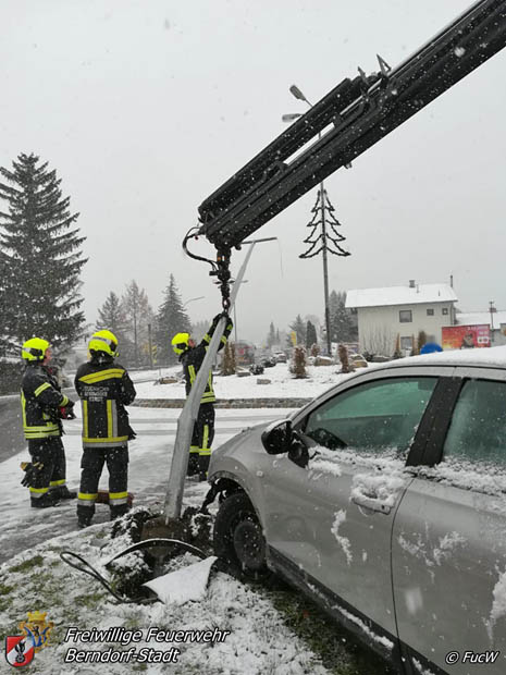 20181120 Pkw prallt in Berndorf gegen Beleuchtungsmast  Foto: © W. Fuchs FF Berndorf-Stadt