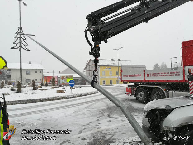 20181120 Pkw prallt in Berndorf gegen Beleuchtungsmast  Foto: © W. Fuchs FF Berndorf-Stadt