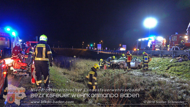 20181203 Verkehrsunfall A2 Höhe Abfahrt Bad Vöslau RFB Wien  Foto: © Stefan Schneider