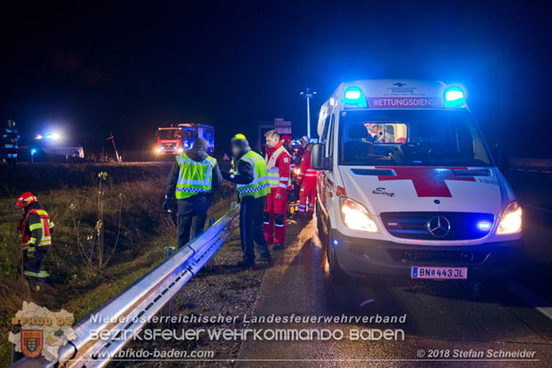 20181203 Verkehrsunfall A2 Höhe Abfahrt Bad Vöslau RFB Wien  Foto: © Stefan Schneider