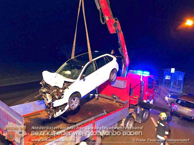 20181207 Schwerer Verkehrsunfall auf der LB16 zwischen Wampersdorf und Weigelsdorf Foto: © Freiwillige Feuerwehr Wampersdorf 20181207 Schwerer Verkehrsunfall auf der LB16 zwischen Wampersdorf und Weigelsdorf Foto: © Freiwillige Feuerwehr Wampersdorf