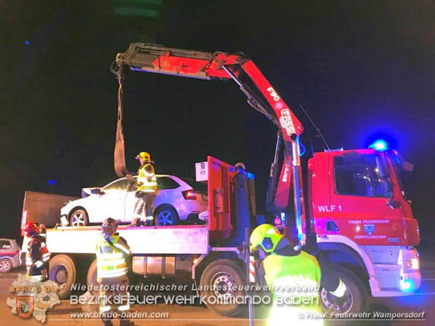 20181207 Schwerer Verkehrsunfall auf der LB16 zwischen Wampersdorf und Weigelsdorf Foto: © Freiwillige Feuerwehr Wampersdorf 20181207 Schwerer Verkehrsunfall auf der LB16 zwischen Wampersdorf und Weigelsdorf Foto: © Freiwillige Feuerwehr Wampersdorf