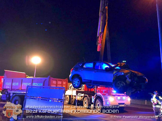 20181207 Schwerer Verkehrsunfall auf der LB16 zwischen Wampersdorf und Weigelsdorf Foto: © Freiwillige Feuerwehr Wampersdorf 20181207 Schwerer Verkehrsunfall auf der LB16 zwischen Wampersdorf und Weigelsdorf Foto: © Freiwillige Feuerwehr Wampersdorf