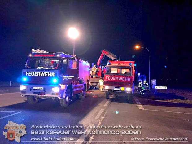 20181207 Schwerer Verkehrsunfall auf der LB16 zwischen Wampersdorf und Weigelsdorf  Foto: © Freiwillige Feuerwehr Wampersdorf