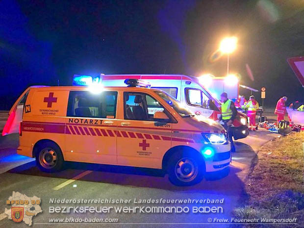 20181207 Schwerer Verkehrsunfall auf der LB16 zwischen Wampersdorf und Weigelsdorf Foto: © Freiwillige Feuerwehr Wampersdorf 20181207 Schwerer Verkehrsunfall auf der LB16 zwischen Wampersdorf und Weigelsdorf Foto: © Freiwillige Feuerwehr Wampersdorf