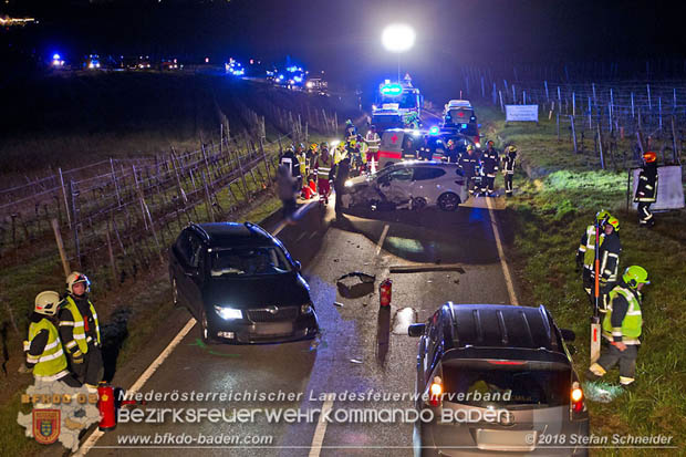 20181208 Seitlicher Frontalcrash zweier Pkw auf der Weinbergstraße bei Pfaffstätten  Foto: © Stefan Schneider