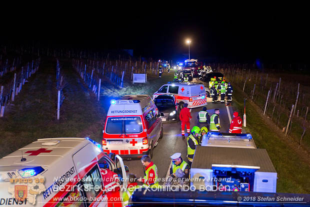 20181208 Seitlicher Frontalcrash zweier Pkw auf der Weinbergstraße bei Pfaffstätten  Foto: © Stefan Schneider