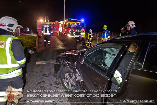 20181208 Seitlicher Frontalcrash zweier Pkw auf der Weinbergstraße bei Pfaffstätten  Foto: © Stefan Schneider