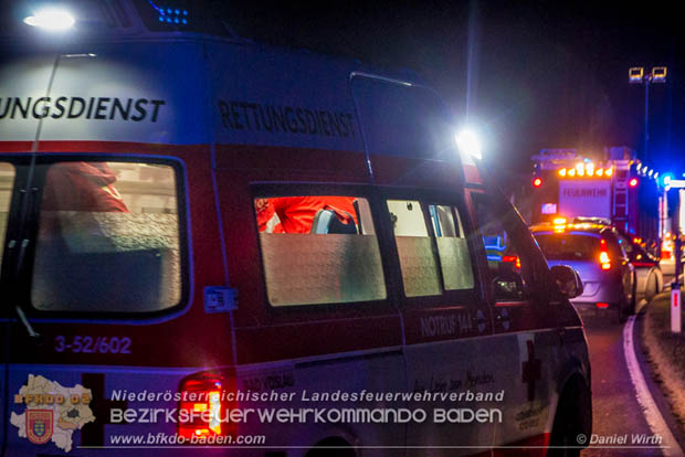 20181208 Seitlicher Frontalcrash zweier Pkw auf der Weinbergstraße bei Pfaffstätten  Foto: © Daniel Wirth