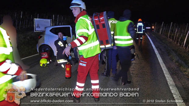 20181208 Seitlicher Frontalcrash zweier Pkw auf der Weinbergstraße bei Pfaffstätten  Foto: © Stefan Schneider