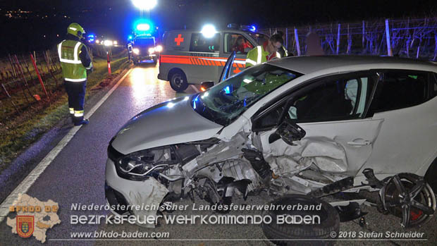 20181208 Seitlicher Frontalcrash zweier Pkw auf der Weinbergstraße bei Pfaffstätten  Foto: © Stefan Schneider