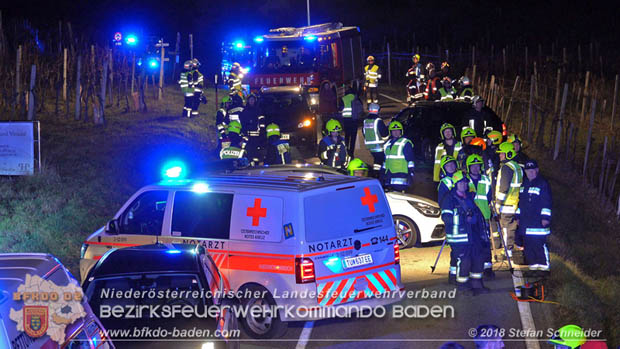 20181208 Seitlicher Frontalcrash zweier Pkw auf der Weinbergstraße bei Pfaffstätten  Foto: © Stefan Schneider