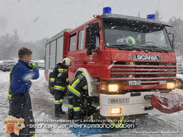 20181212 Fahrzeugbergung im Bereich St. Corona am Schöpfl Gemeinde Altenmarkt a.d.Triesting Foto: © FF Altenmarkt 20181212 Fahrzeugbergung im Bereich St. Corona am Schöpfl Gemeinde Altenmarkt a.d.Triesting Foto: © FF Altenmarkt