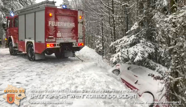 20181212 Fahrzeugbergung im Bereich St. Corona am Schöpfl Gemeinde Altenmarkt a.d.Triesting  Foto: © FF Altenmarkt