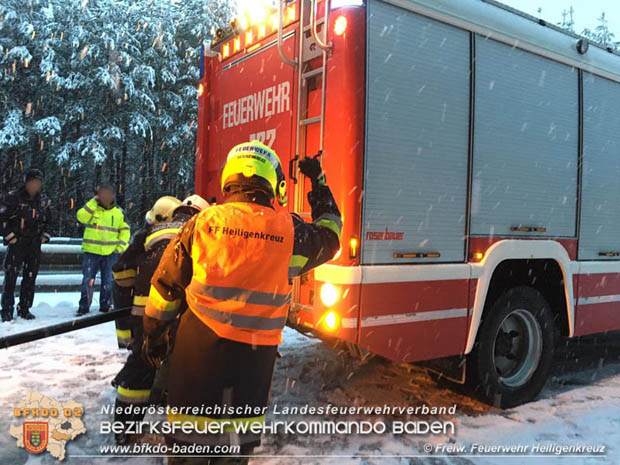 20181212 Hägengebliebener Lkw in der Abffahrtsrampe A21 Heiligenkreuz  Foto: © FF Heiligenkreuz