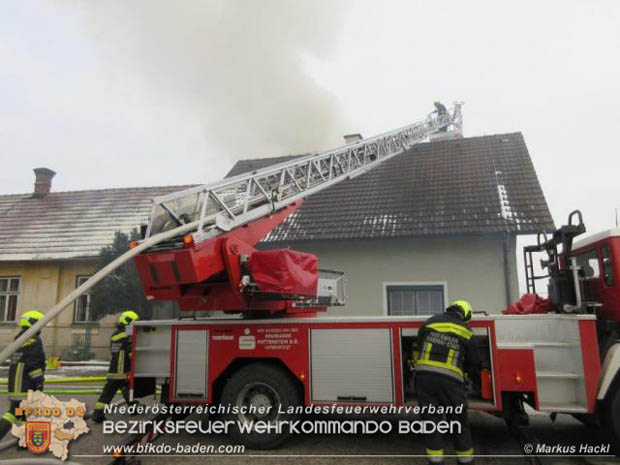20181217 Wohnhausbrand in Lindabrunn-Enzesfeld forderte 8 Freiwillige Feuerwehren  Foto: © ASB oeA Markus Hackl