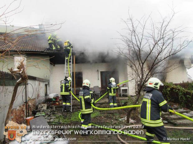 20181217 Wohnhausbrand in Lindabrunn-Enzesfeld forderte 8 Freiwillige Feuerwehren  Foto: © ASB oeA Markus Hackl