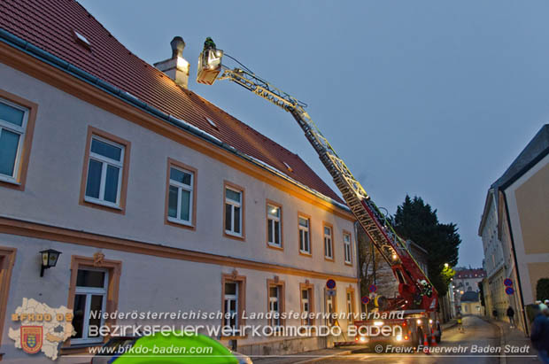 20181221 Herabfallende Mauerbrocken eines Kamins in Badener Innenstadt forderte auch einen Feuerwehreinsatz  Foto: © Freiwillige Feuerwehr Baden-Stadt