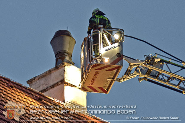 20181221 Herabfallende Mauerbrocken eines Kamins in Badener Innenstadt forderte auch einen Feuerwehreinsatz Foto: © Freiwillige Feuerwehr Baden-Stadt 20181221 Herabfallende Mauerbrocken eines Kamins in Badener Innenstadt forderte auch einen Feuerwehreinsatz Foto: © Freiwillige Feuerwehr Baden-Stadt