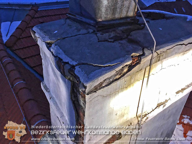 20181221 Herabfallende Mauerbrocken eines Kamins in Badener Innenstadt forderte auch einen Feuerwehreinsatz Foto: © Freiwillige Feuerwehr Baden-Stadt 20181221 Herabfallende Mauerbrocken eines Kamins in Badener Innenstadt forderte auch einen Feuerwehreinsatz Foto: © Freiwillige Feuerwehr Baden-Stadt