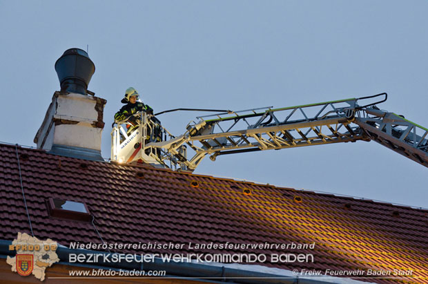 20181221 Herabfallende Mauerbrocken eines Kamins in Badener Innenstadt forderte auch einen Feuerwehreinsatz Foto: © Freiwillige Feuerwehr Baden-Stadt 20181221 Herabfallende Mauerbrocken eines Kamins in Badener Innenstadt forderte auch einen Feuerwehreinsatz Foto: © Freiwillige Feuerwehr Baden-Stadt