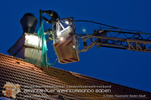 20181221 Herabfallende Mauerbrocken eines Kamins in Badener Innenstadt forderte auch einen Feuerwehreinsatz Foto: © Freiwillige Feuerwehr Baden-Stadt 20181221 Herabfallende Mauerbrocken eines Kamins in Badener Innenstadt forderte auch einen Feuerwehreinsatz Foto: © Freiwillige Feuerwehr Baden-Stadt