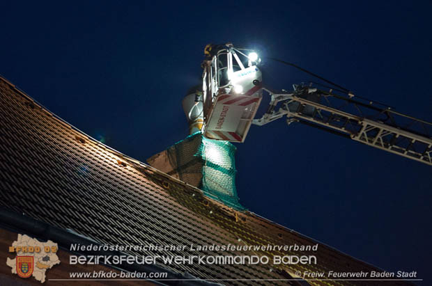 20181221 Herabfallende Mauerbrocken eines Kamins in Badener Innenstadt forderte auch einen Feuerwehreinsatz Foto: © Freiwillige Feuerwehr Baden-Stadt 20181221 Herabfallende Mauerbrocken eines Kamins in Badener Innenstadt forderte auch einen Feuerwehreinsatz Foto: © Freiwillige Feuerwehr Baden-Stadt