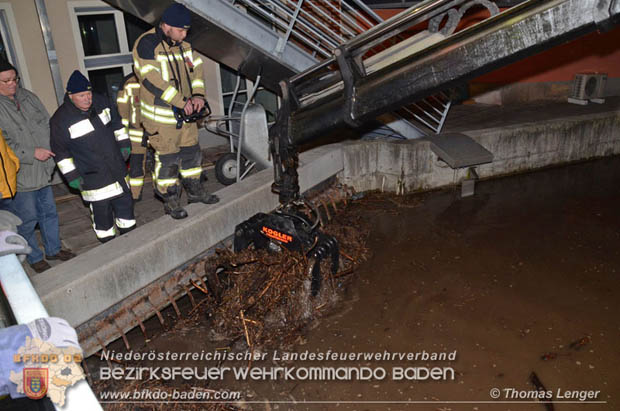 20181224 Feuerwehreinsatz in Ebreichsdorf bei der Wehranlage am Rathausplatz Foto: © Thomas Lenger 20181224 Feuerwehreinsatz in Ebreichsdorf bei der Wehranlage am Rathausplatz Foto: © Thomas Lenger