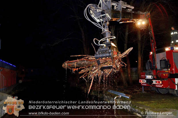 20181224 Feuerwehreinsatz in Ebreichsdorf bei der Wehranlage am Rathausplatz  Foto: © Thomas Lenger 