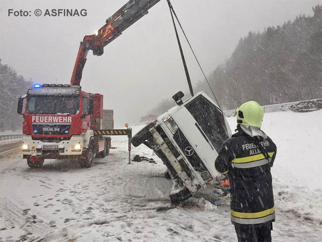 20190105 Verkehrsunfall auf der A21 zwischen Hochstraß und Alland  Foto: ASFINAG / Martin Kottek