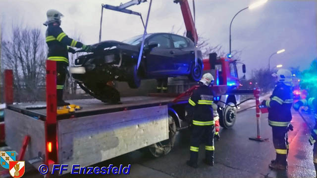 20190106 Verkehrsunfall im Ortsgebiet von Enzesfeld  Foto: © FF Enzesfeld