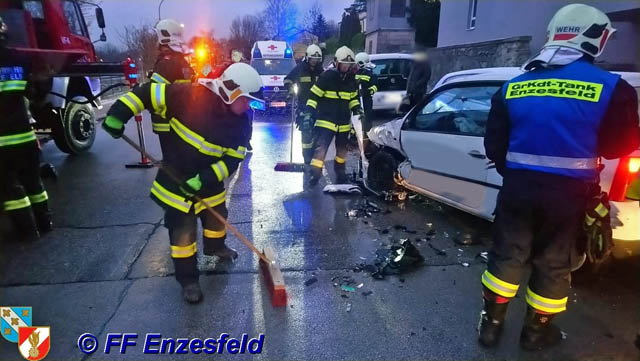 20190106 Verkehrsunfall im Ortsgebiet von Enzesfeld  Foto: © FF Enzesfeld