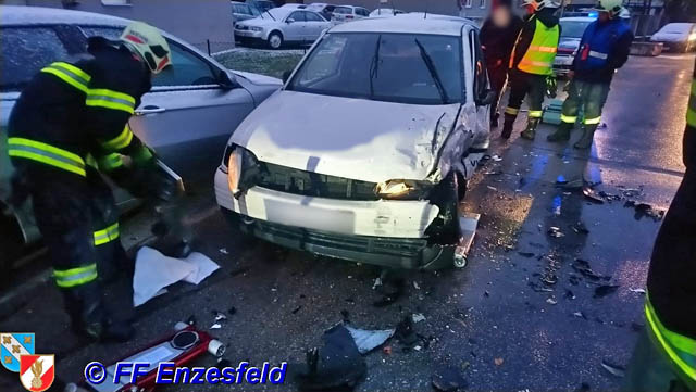 20190106 Verkehrsunfall im Ortsgebiet von Enzesfeld  Foto: © FF Enzesfeld