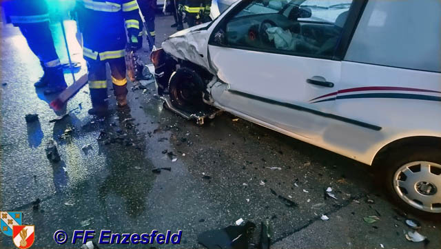 20190106 Verkehrsunfall im Ortsgebiet von Enzesfeld  Foto: © FF Enzesfeld