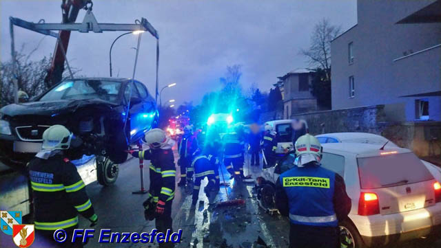 20190106 Verkehrsunfall im Ortsgebiet von Enzesfeld  Foto: © FF Enzesfeld